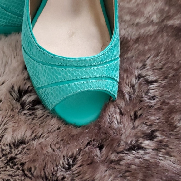 WHBM Green Python Stacked Heels - Picture 3 of 16